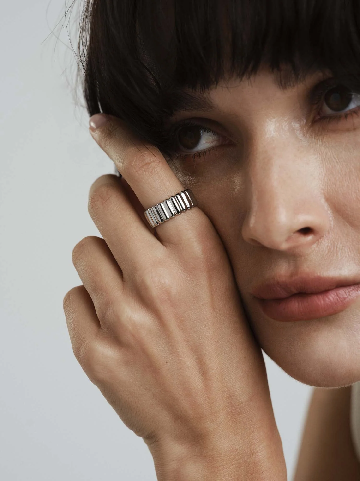 Chic Ribbed Ring - Image 3