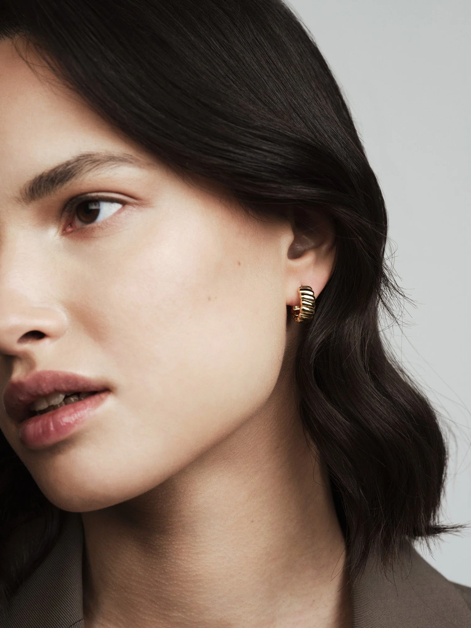 Curved Ribbed Earring - Image 2